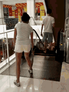 Hướng dẫn cách đi thang máy mới được lan truyền trên một trang web của Trung Quốc. Mấy năm học nhảy xa giờ đã có dịp dùng, giờ mới hiểu tình yêu đậm sâu của thầy thể dục hồi đi học là một comment hài hước cho hình ảnh này.