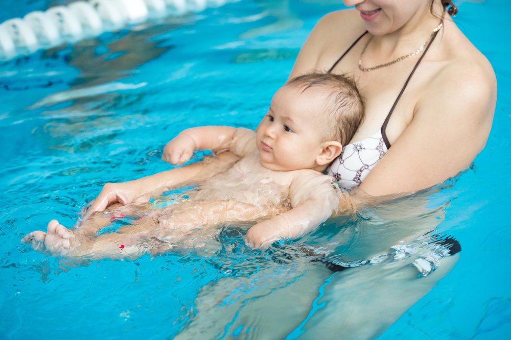 Bơi là một bản năng tạm quên đi của bé từ trong bụng mẹ